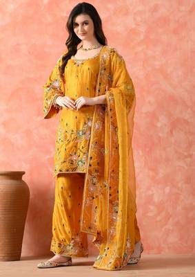 Yellow kurta set with thread, pearl & zardozi work 3
