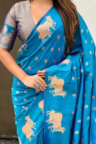 Soft silk dual zari woven saree with nandi border