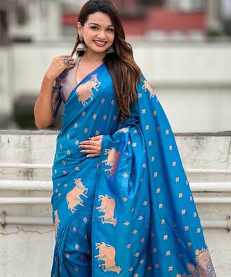 Soft silk dual zari woven saree with nandi border 4