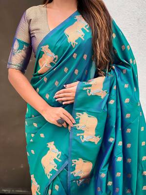 Soft silk dual zari woven saree with nandi border 3