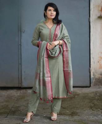 Green embroidered cotton kurta and pant set with dupatta 1