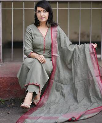 Green embroidered cotton kurta and pant set with dupatta 3