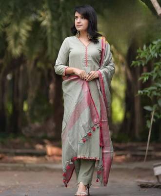 Green embroidered cotton kurta and pant set with dupatta 5