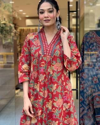 Reddish floral printed cotton suit set with mulmul dupatta 4