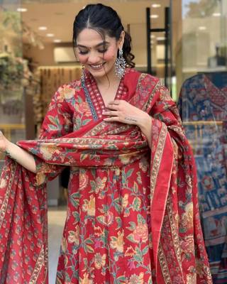 Reddish floral printed cotton suit set with mulmul dupatta 5