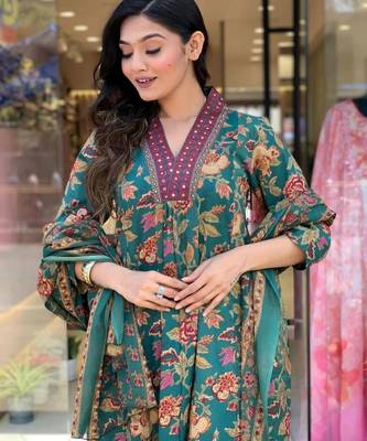 Green floral printed cotton kurta and pant set with mulmul dupatta 5