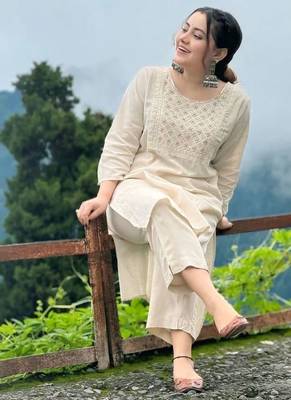 Off white embroidered cotton kurta and pant set 3