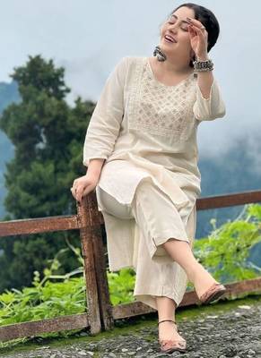 Off white embroidered cotton kurta and pant set 4