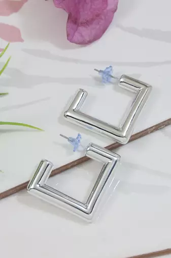Classic square shaped lightweight minimal stud earrings for women (e3300s)