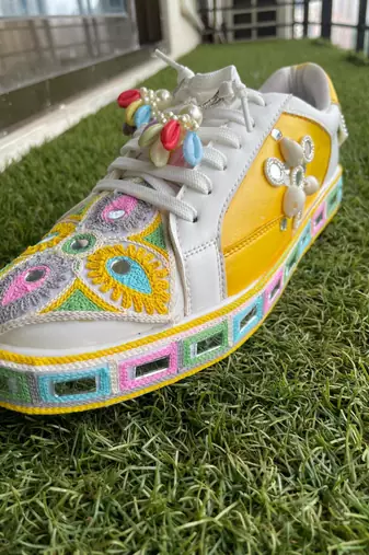 Yellow mirror embroidered leather sneaker