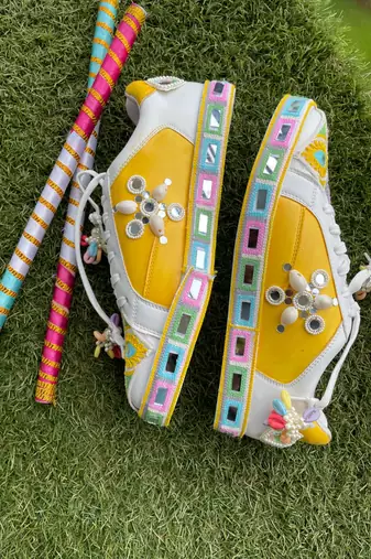 Yellow mirror embroidered leather sneaker