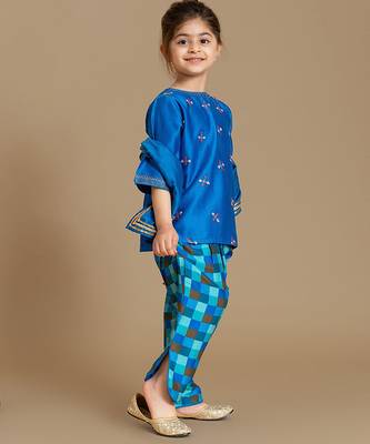 Blue embroidered chanderi kurta set 3