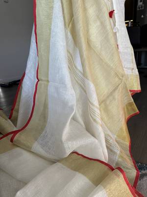 White handloom linen saree with contrast border 5