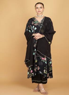 Black floral printed crepe kurta set 4