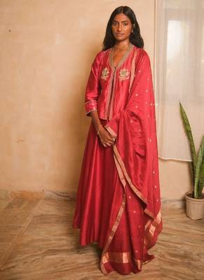 Red embroidered dupion silk kurta set 1