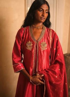 Red embroidered dupion silk kurta set 3
