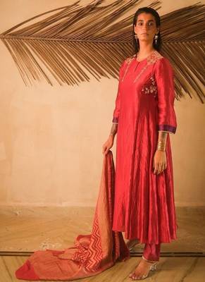 Red embroidered dupion silk kurta set 2