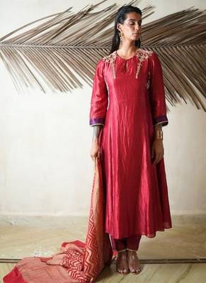 Red embroidered dupion silk kurta set 1