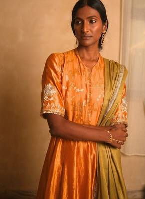 Yellow embroidered dupion silk kurta set 2