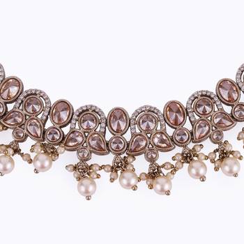 Splendid leaf and paisley design pearls guchha gold plated choker necklace set with maangikka for women and girls 2