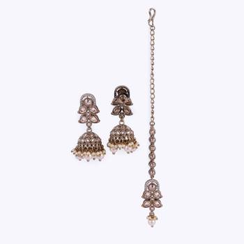 Splendid leaf and paisley design pearls guchha gold plated choker necklace set with maangikka for women and girls 3