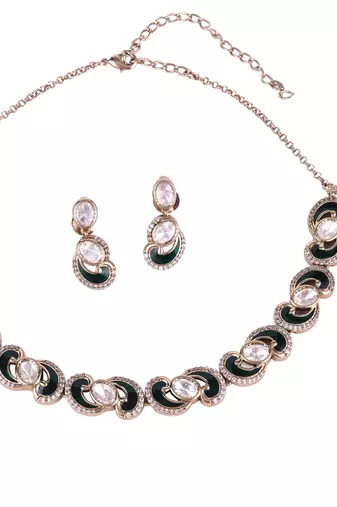 Eye-catchy round and paisley design gold plated choker necklace set with maangikka for women and girls