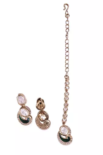 Eye-catchy round and paisley design gold plated choker necklace set with maangikka for women and girls