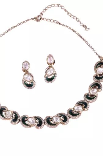 Eye-catchy round and paisley design gold plated choker necklace set with maangikka for women and girls