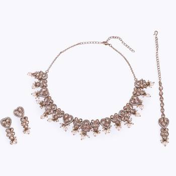 heart & flower design gold tone choker necklace set with maang tikka 4