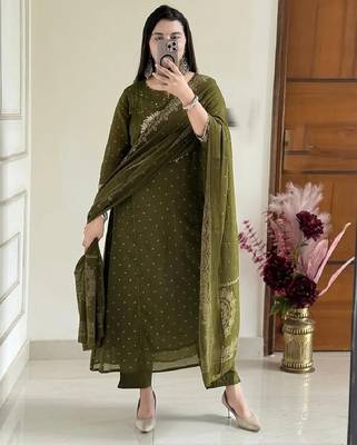 Green embroidery handwork & printed kurta  pant & dupatta set 2