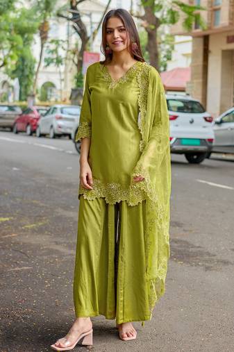Women Gajji Slik Work Hand & Threadwork Short straight Kurta With Palazzo & Dupatta 