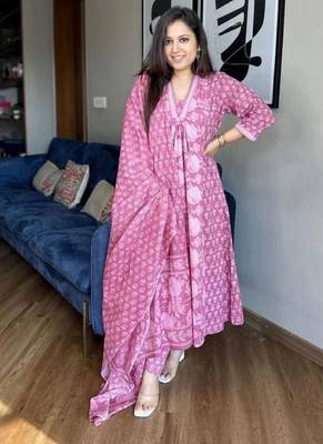 Pink floral printed cotton kurta and pant set with dupatta 2