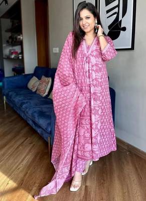 Pink floral printed cotton kurta and pant set with dupatta 3