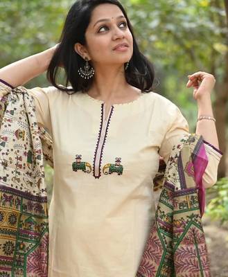 Off white embroidered cotton flex kurta and pant set with chanderi dupatta 4