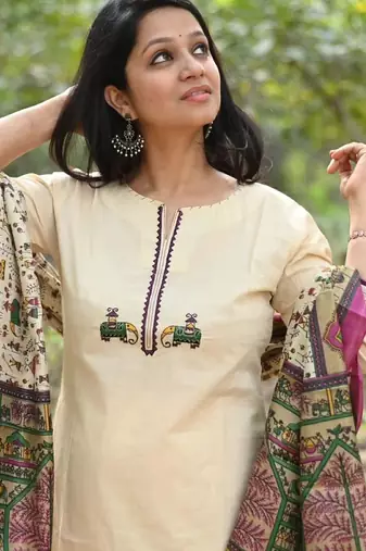 Off white embroidered cotton flex kurta and pant set with chanderi dupatta