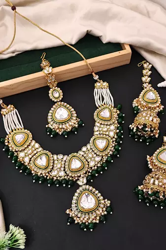 Royal kundan bridal jewelry set – green & gold necklace with heavy look earrings and maang tikka