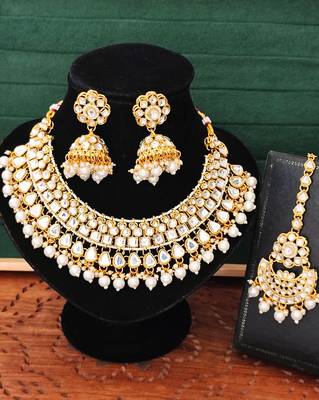 Elegant kundan bridal choker necklace, jhumka earrings & maang tikka | pearl beaded beautiful indian wedding jewelry 3