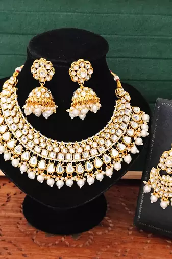 Elegant kundan bridal choker necklace, jhumka earrings & maang tikka | pearl beaded beautiful indian wedding jewelry