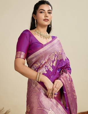 Light purple color zari woven kanjivaram silk blend saree with blouse 4
