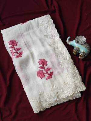 White crunchy silk blend Saree with applique work pattern all over the Saree with embroidery and scallop Border 3