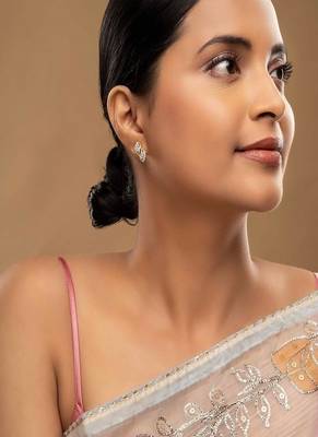 Gold plated stud earrings in sterling silver 1
