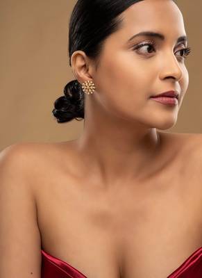 Gold plated stud earrings in sterling silver 1