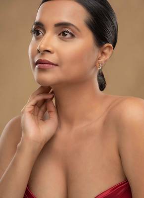 Gold plated stud earrings in sterling silver 1