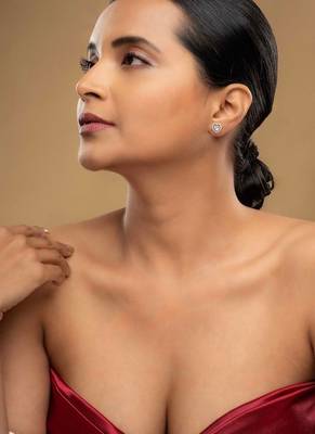 Gold plated stud earrings in sterling silver 1