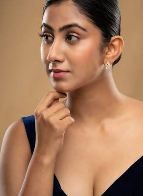 Gold plated stud earrings in sterling silver 1