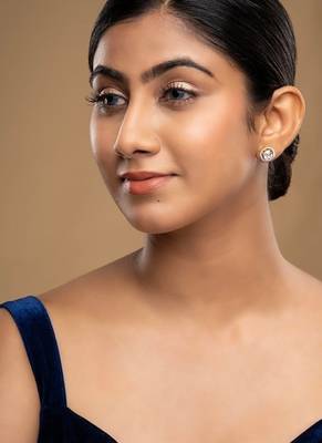 Gold plated stud earrings in sterling silver 1