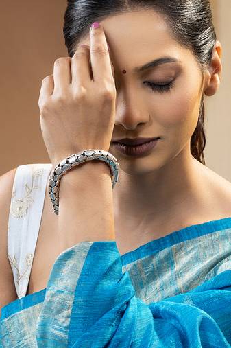 Linked detailing textured silver kada