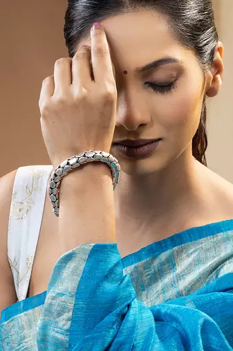 Linked detailing textured silver kada