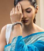 Linked detailing textured silver kada