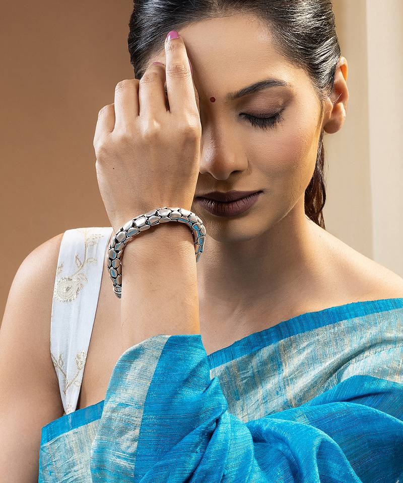 Linked detailing textured silver kada
